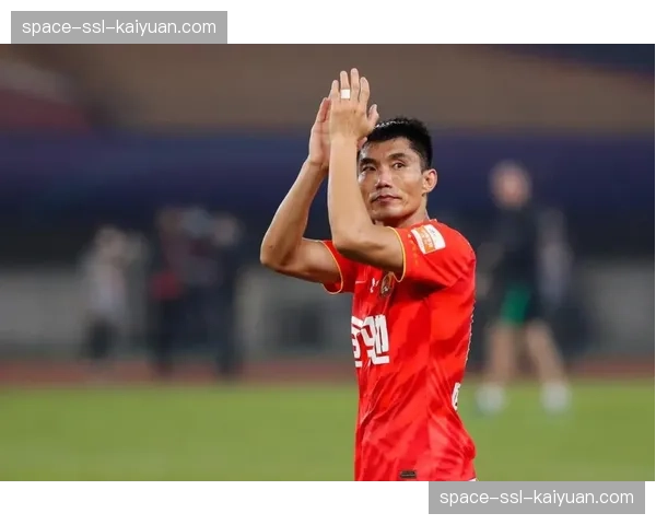 “前国脚郑智以训练员身份回归广州队教练组”