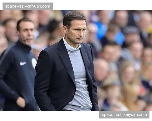 特写：时隔五年重回古迪逊公园，兰帕德作为评论员观战埃弗顿比赛