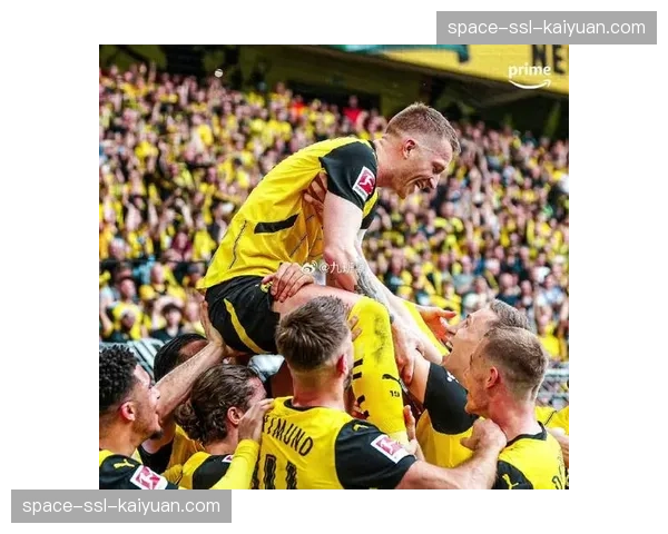 特写:老将罗伊斯替补登场献助攻,威斯特法伦南看台再次响起专属赞歌 特写:老将罗伊斯替补登场献助攻,威斯特法伦南看台再次响起专属赞歌