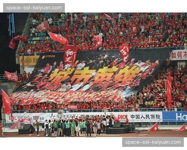 主队球迷在比赛第12分钟集体鼓掌，纪念去世的12号传奇球迷